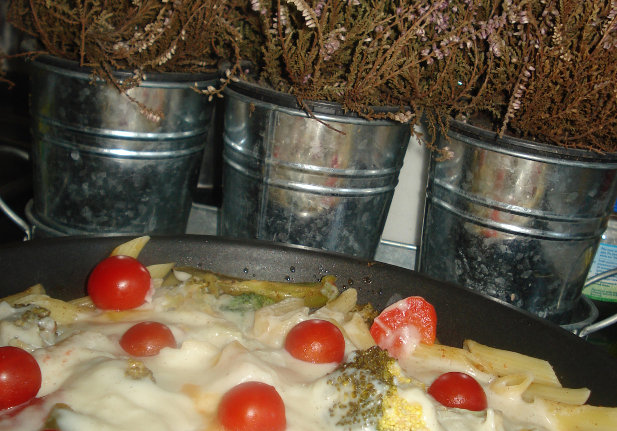 Warzywno- makaronowy mix pod kołderką z beszamelu foto
