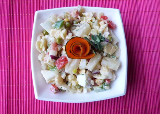 Fotografia przedstawiająca Warzywno-owocowa mix sałatka