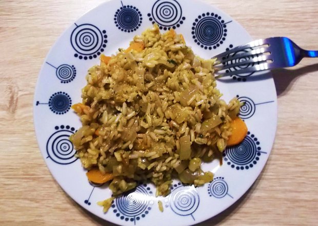 Fotografia przedstawiająca Warzywny obiad z ryżem brązowym