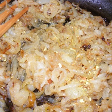 Krok 4 - Wątróbka drobiowa duszona z cebulką foto