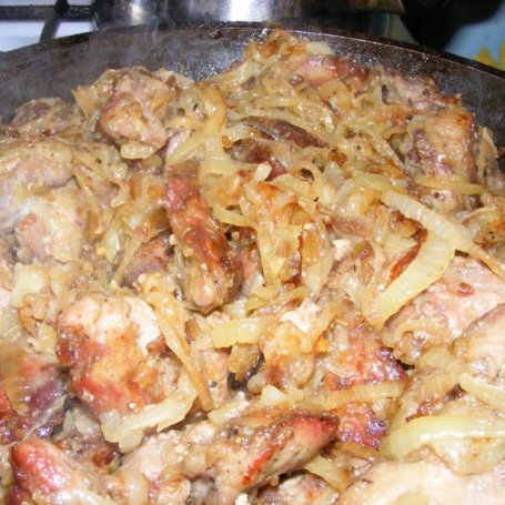 Krok 5 - Wątróbka drobiowa duszona z cebulką foto