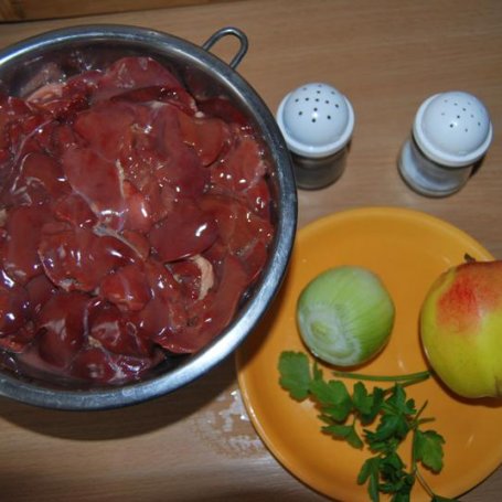 Krok 1 - Wątróbka drobiowa z cebulką i jabłuszkiem foto