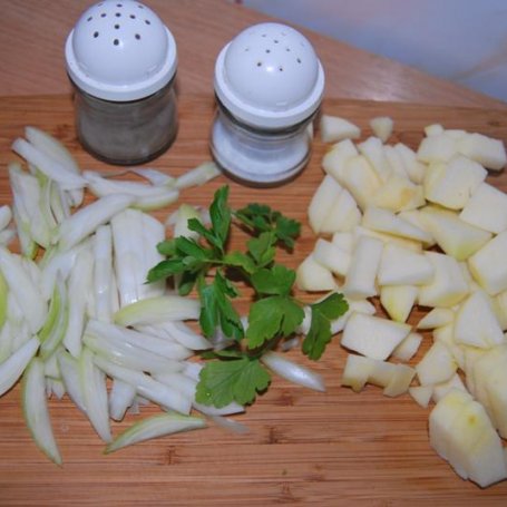 Krok 2 - Wątróbka drobiowa z cebulką i jabłuszkiem foto