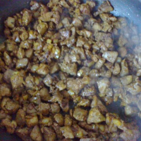 Krok 5 - Wątróbka drobiowa z curry, papryką i sosem sojowym foto