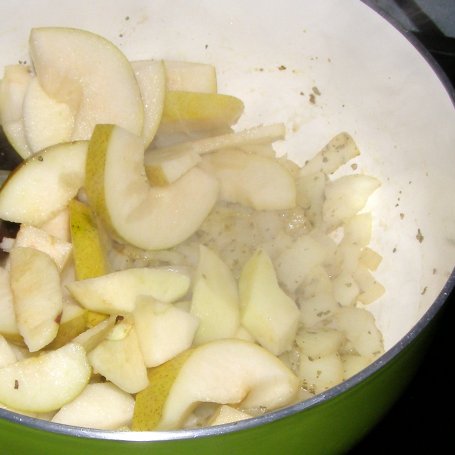 Krok 1 - wątróbka drobiowa z jabłkami,gruszkami,cebulą... foto