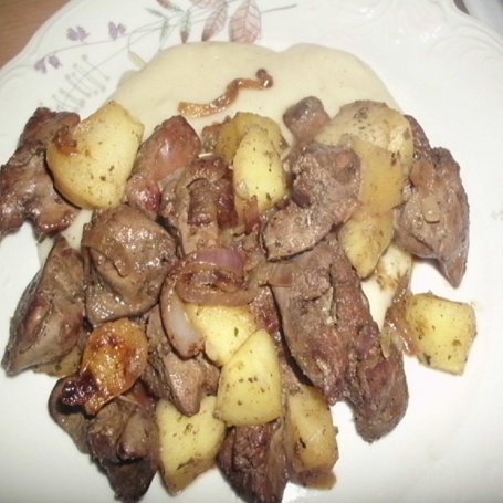 Krok 4 - Wątróbka drobiowa z jabłkiem, cebulą i piure ziemniaczanym foto