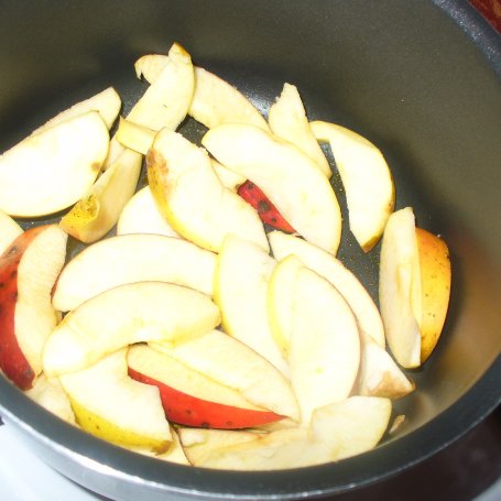 Krok 4 - Wątróbka drobiowa z jabłkiem i cebulką  foto