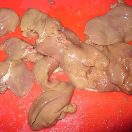 Krok 5 - Wątróbka drobiowa z jabłkiem i cebulką foto