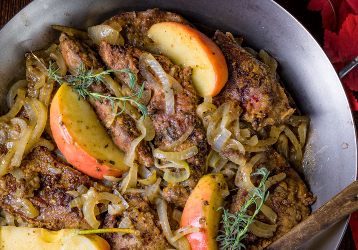 Wątróbka z jabłkiem i cebulą foto