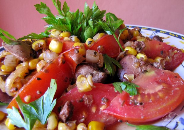 Fotografia przedstawiająca Wątróbka drobiowa z pomidorem i kukurydzą