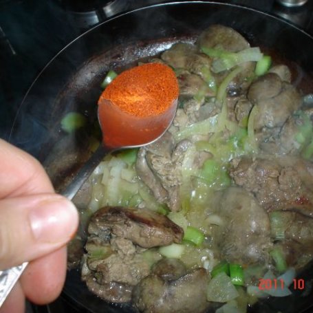 Krok 4 - Wątróbka duszona z cebulą, porem i papryką słodką foto