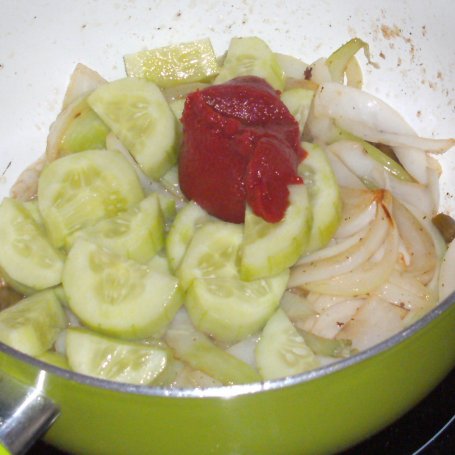 Krok 3 - wątróbka kurczaka z cebulą,zielonym ogórkiem w sosie pomidorowym... foto