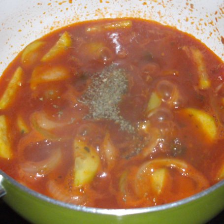 Krok 5 - wątróbka kurczaka z cebulą,zielonym ogórkiem w sosie pomidorowym... foto