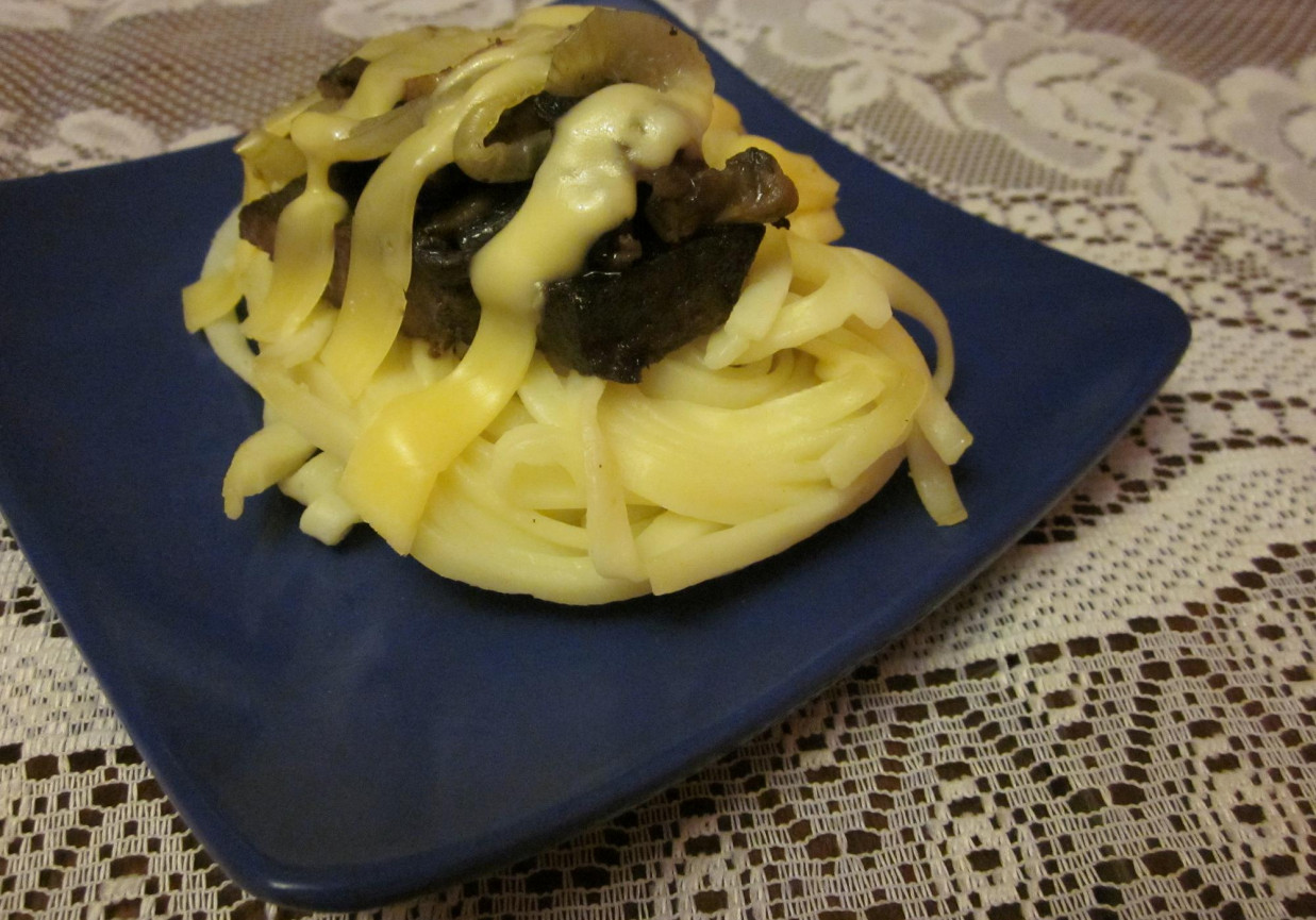 Wątróbka wieprzowa w gniazdkach makaronowych foto