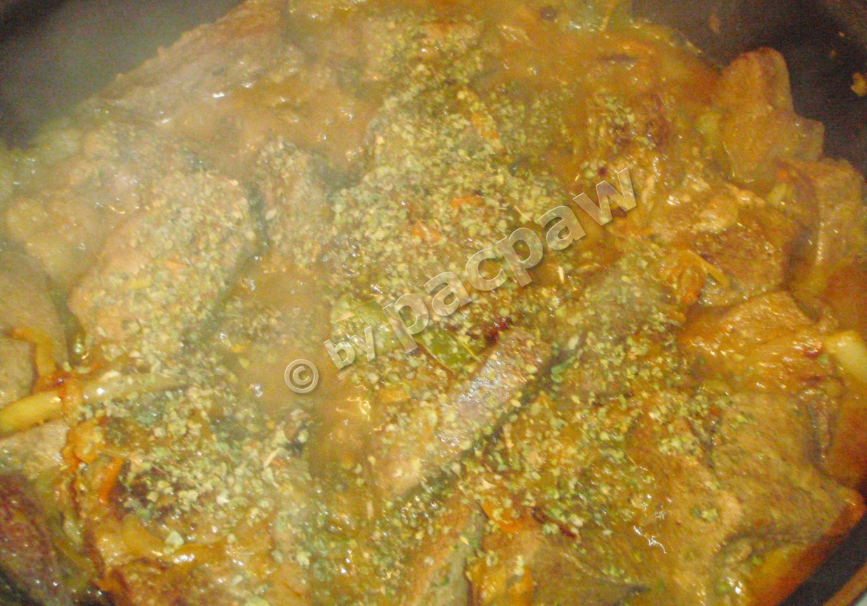 Wątróbka wieprzowa w jabłkach podana z puree ziemniaczano-cebulowym foto