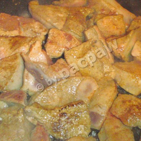 Krok 4 - Wątróbka wieprzowa w jabłkach podana z puree ziemniaczano-cebulowym foto