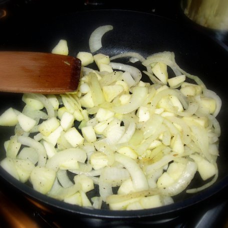 Krok 1 - Wątróbka wieprzowa z cebulką i jabłkiem i foto
