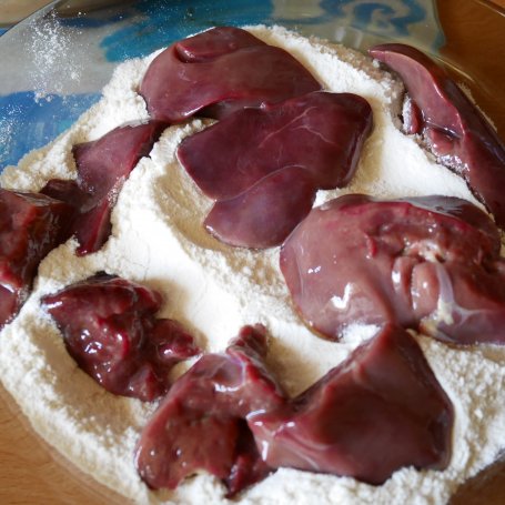 Krok 2 - Wątróbka z cebulą i jabłkami w sosie własnym foto
