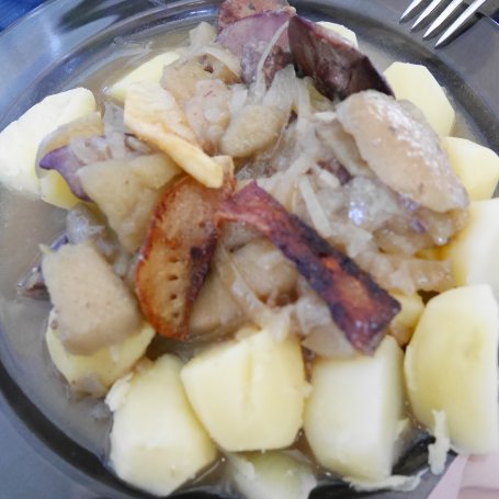 Krok 6 - Wątróbka z cebulą i jabłkami w sosie własnym foto