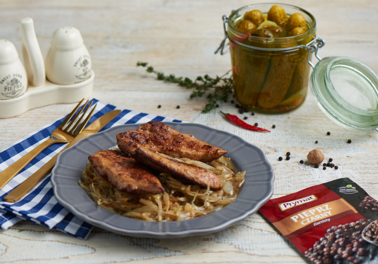 Wątróbka z indyka podana na aromatycznych jabłkach z majerankiem i ogórkami kwaszonymi foto