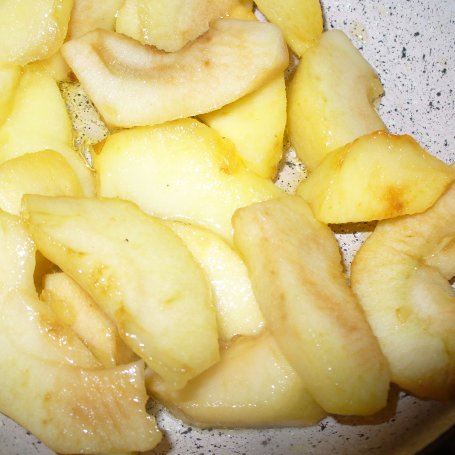 Krok 3 - Wątróbka z indyka z jabłkiem i majerankiem foto