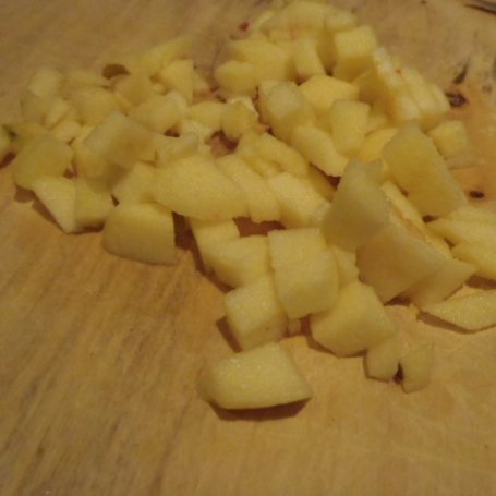 Krok 2 - Wątróbka z jabłkiem i cebulką podana na kuskusie foto