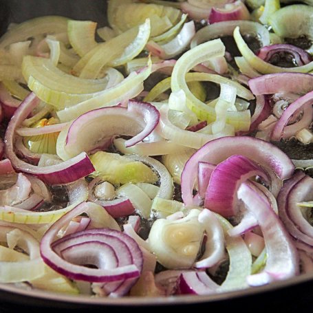 Krok 1 - Wątróbka z jabłkiem i cebulką foto