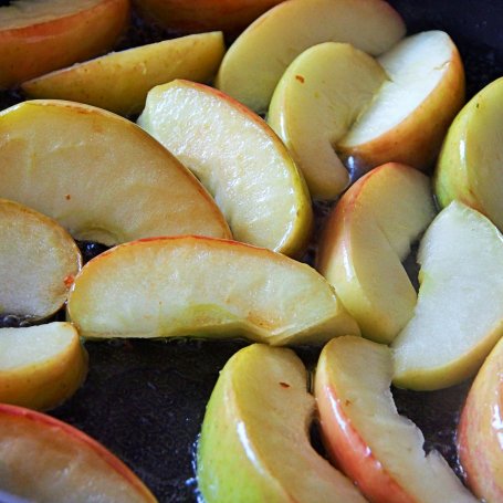 Krok 2 - Wątróbka z jabłkiem i cebulką foto