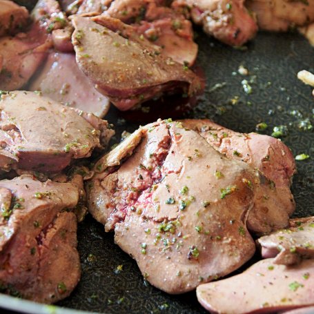 Krok 4 - Wątróbka z jabłkiem i cebulką foto