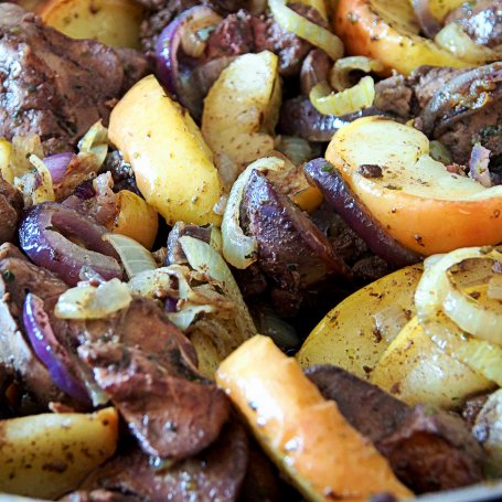 Krok 3 - Wątróbka z jabłkiem i cebulką foto