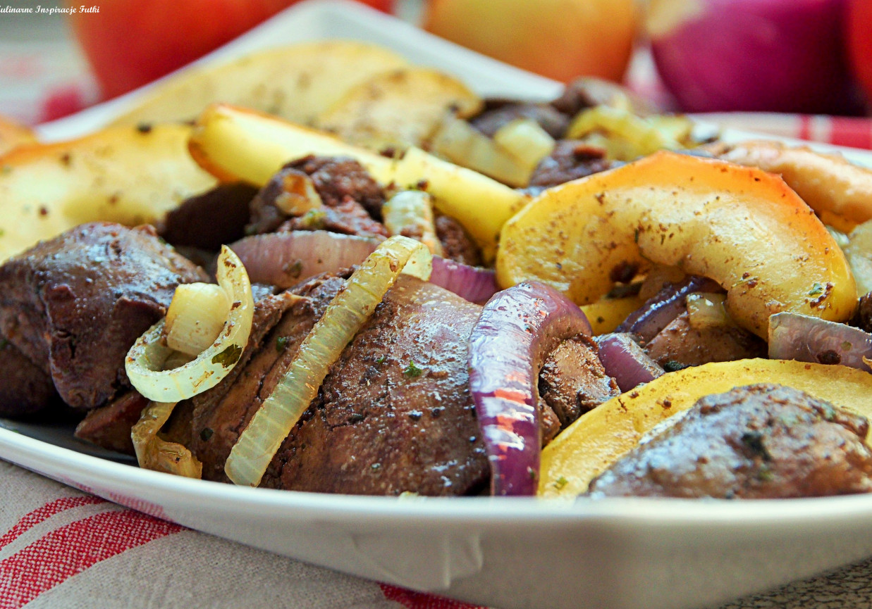 Wątróbka z jabłkiem i cebulką foto