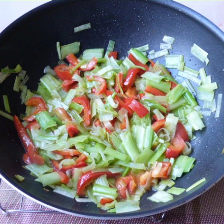 Krok 2 - Wątróbka z kurczaka z warzywami w sosie foto