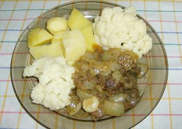 Fotografia przedstawiająca wątróbka z ziemniakami i kalafiorem