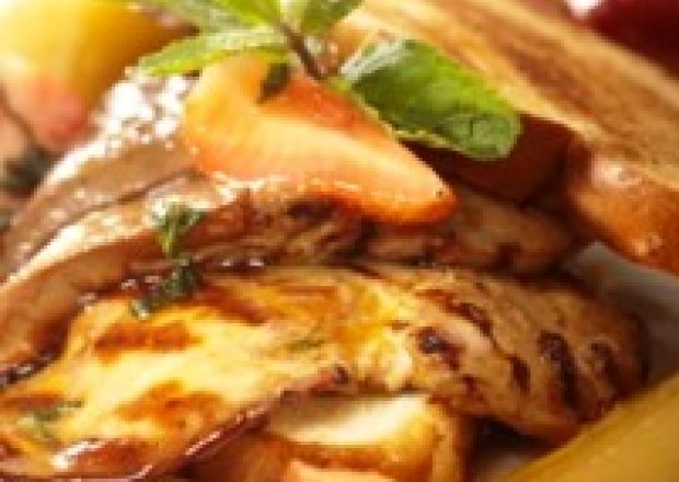 Fotografia przedstawiająca Wątróbki indycze z glazurowanymi w miodzie gruszkami i truskawkami podane na ciepłych tostach z ...