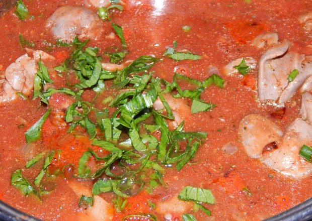Fotografia przedstawiająca Wątróbki w sosie pomidorowym z lubczykiem