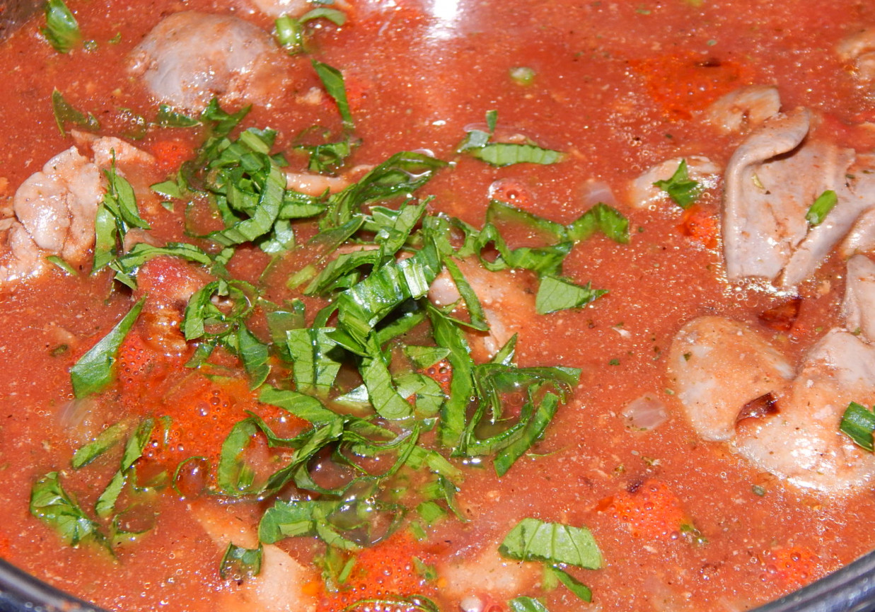 Wątróbki w sosie pomidorowym z lubczykiem foto
