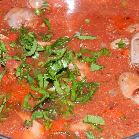 Krok 6 - Wątróbki w sosie pomidorowym z lubczykiem foto