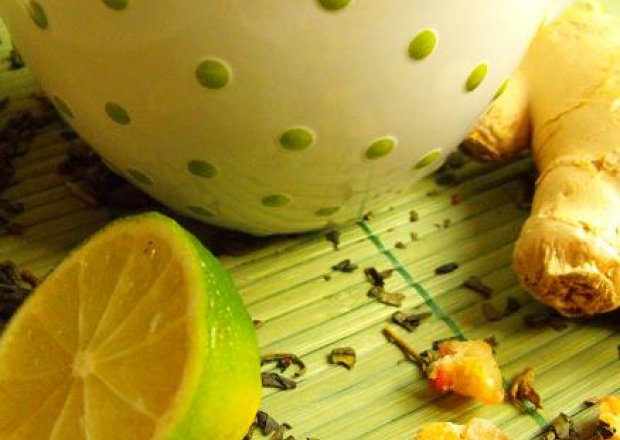 Fotografia przedstawiająca Wczesnowiosenna herbata z limonką, ananasem i imbirem
