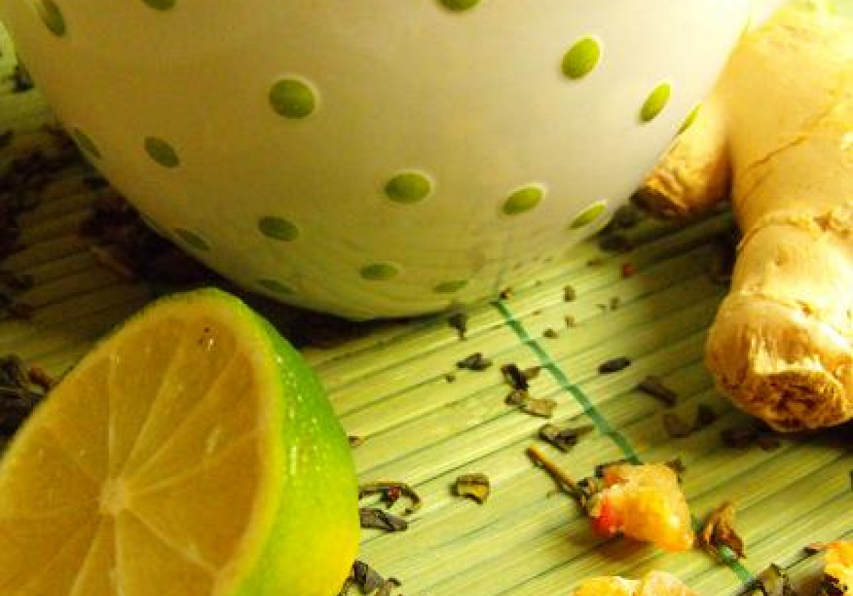 Wczesnowiosenna herbata z limonką, ananasem i imbirem foto