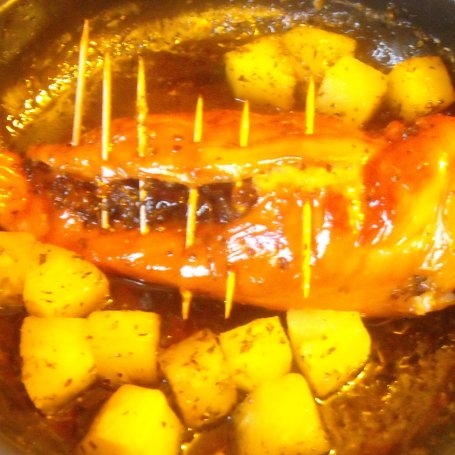 Krok 2 - Wędzona pierś kurczaka ze śliwką w balsamie z syropu ananasowego z sosem czosnkowym i aromatycznym ryżem. foto