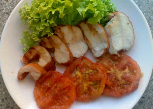 Fotografia przedstawiająca Wędzony kurczak z pomidorami z grilla