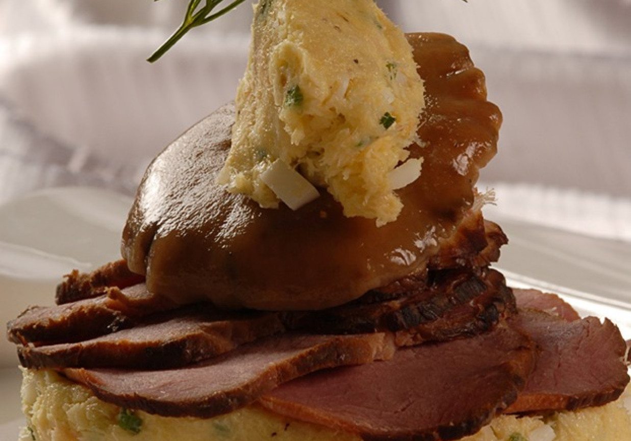 Wędzony schab z dzika z musem chrzanowo- jajecznym, marynowanymi rydzami i sosem jogurtowo- buraczanym foto