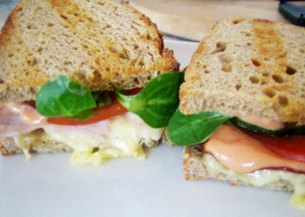 Fotografia przedstawiająca weekendowe sandwiche z serem, szynką i roszponką