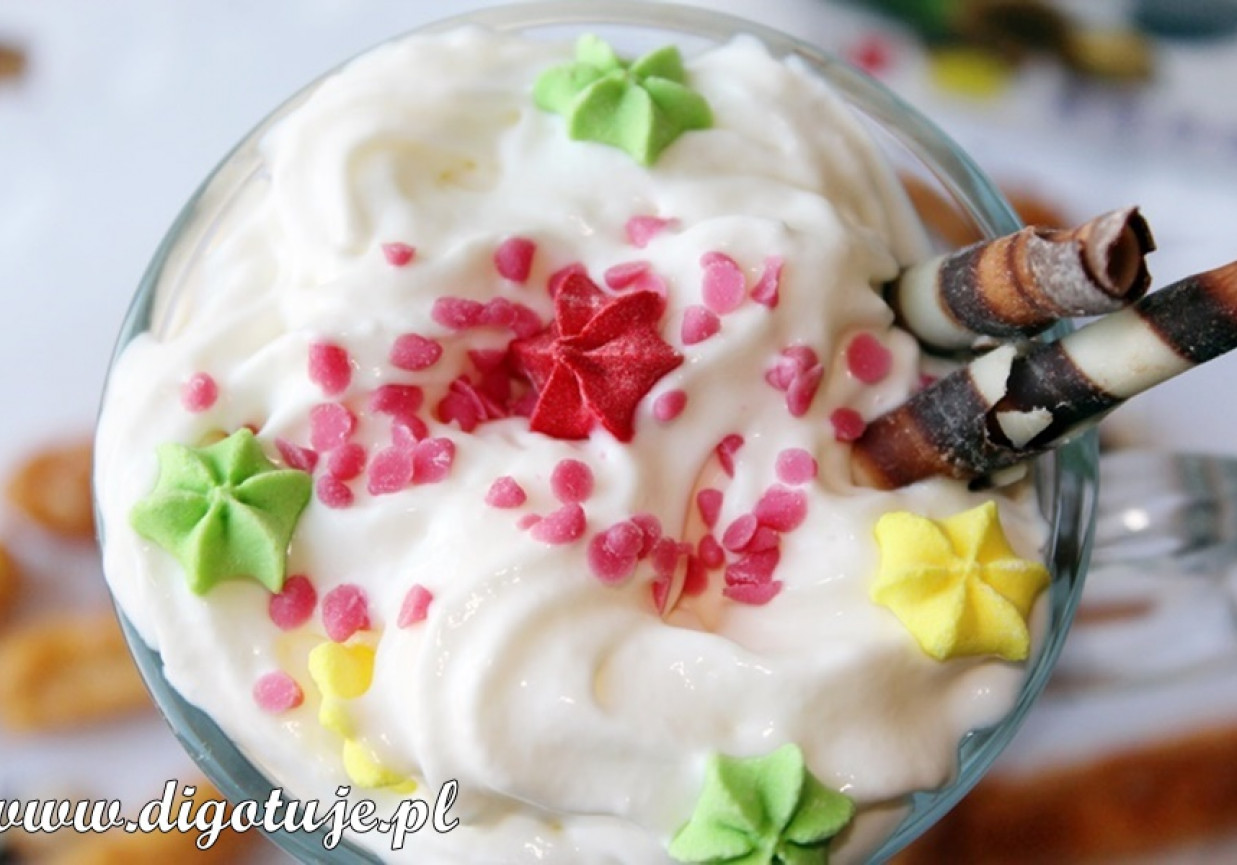 Wegańska kawa z napojem z orzechów macadamia i bitą śmietaną z mleka kokosowego foto