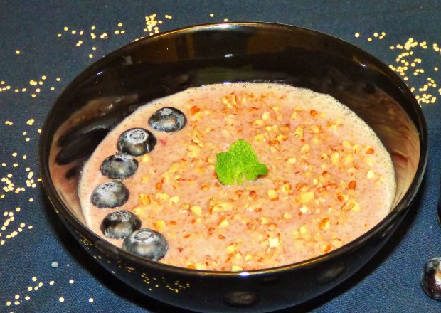 Fotografia przedstawiająca Wegańska zupa mleczna z quinoa, czarnym bzem, borówkami i orzechami pekan