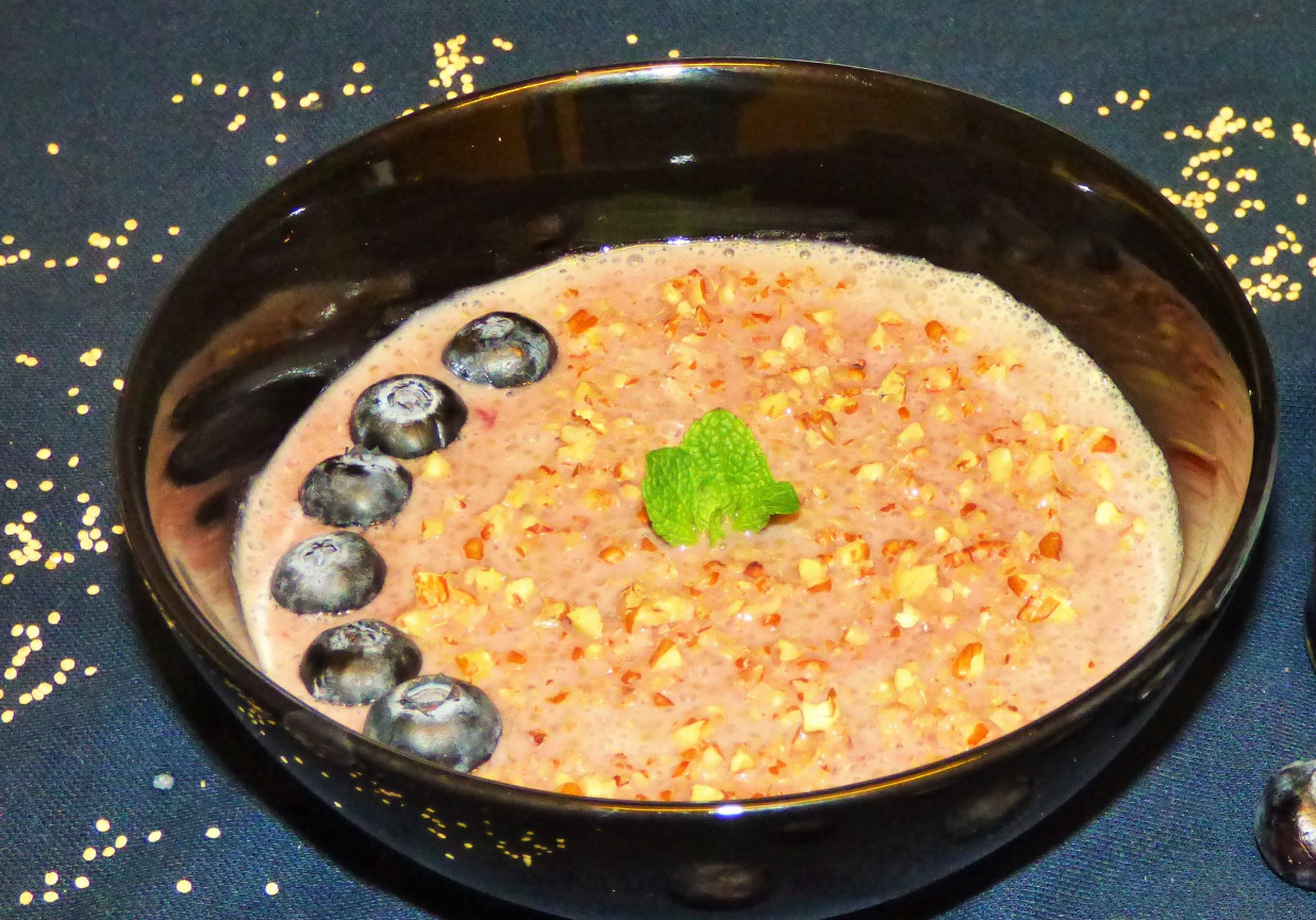 Wegańska zupa mleczna z quinoa, czarnym bzem, borówkami i orzechami pekan foto
