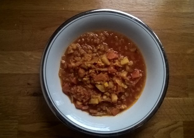 Fotografia przedstawiająca Wegańska zupa z czerwonej soczewicy na bogato