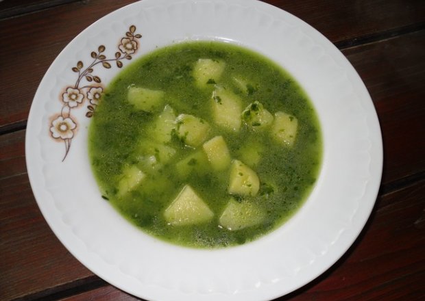 Fotografia przedstawiająca Wegańska zupa ze szpinakiem