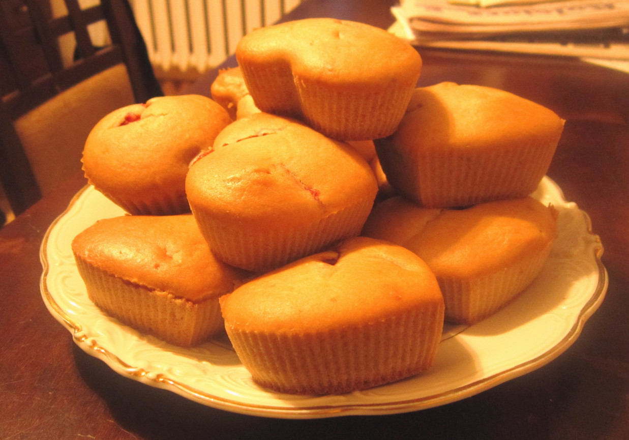 Wegańskie muffiny z budyniem i truskawkami foto
