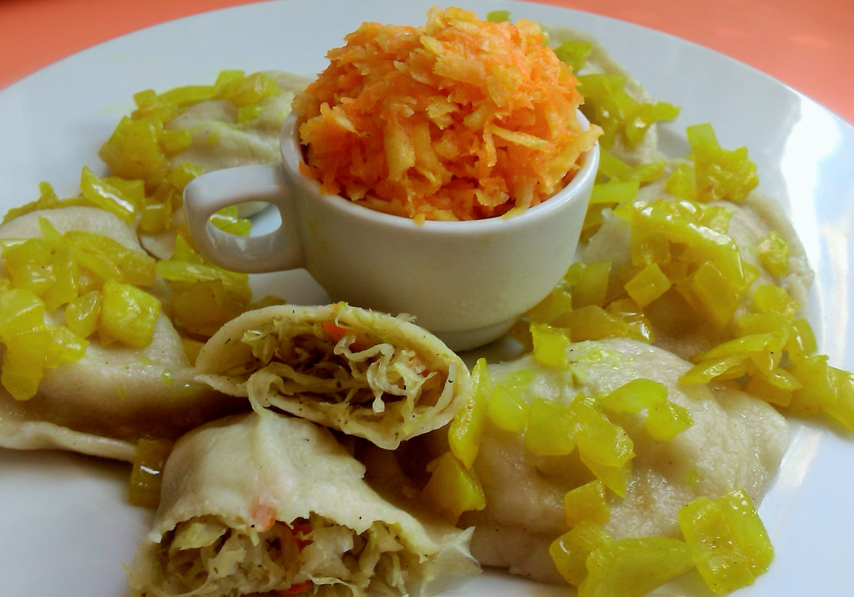 Wegańskie pierożki z kapustą w żółtej okrasie foto